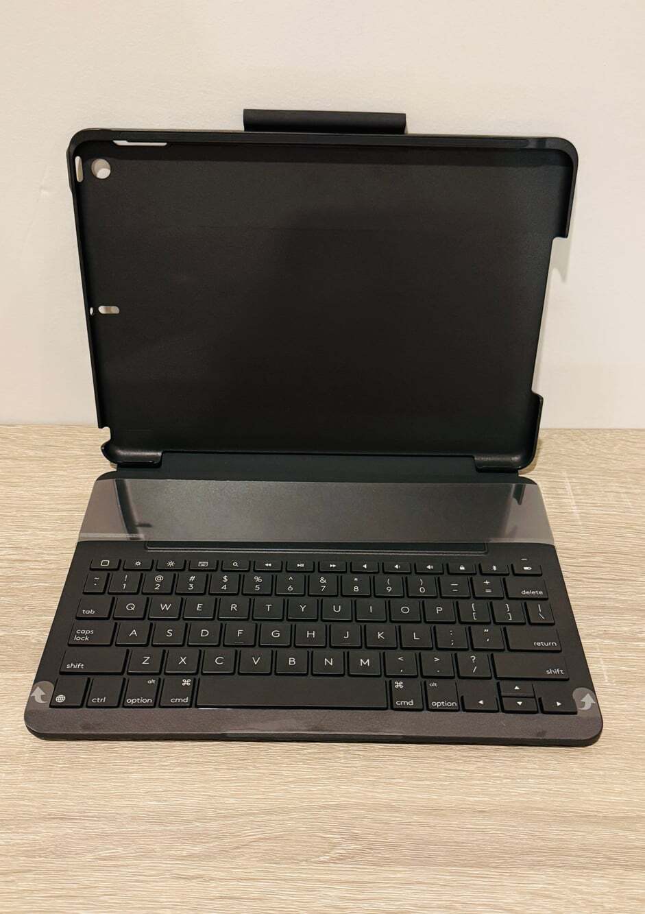 LOGITECH Slim Folio Bluetooth Keyboard Case for iPad 7th/8th/9th Gen - Open Box